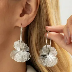 Pendientes colgantes de flor plateados