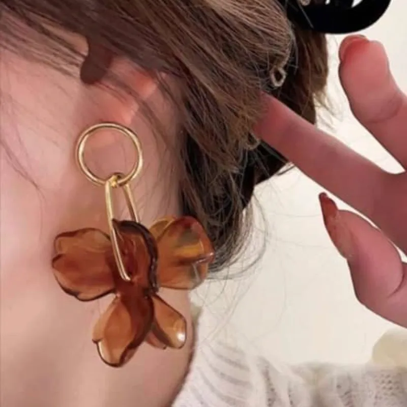 Pendientes de flor marrón 