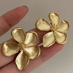 Pendientes de flores doradas pequeñas