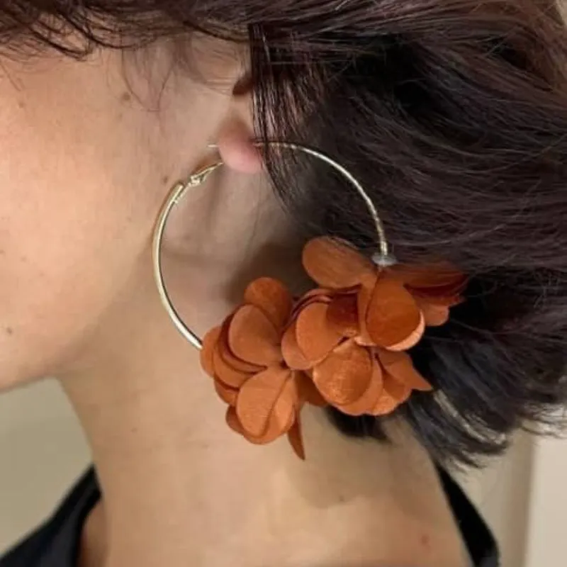 Pendientes dorados flor carmelita