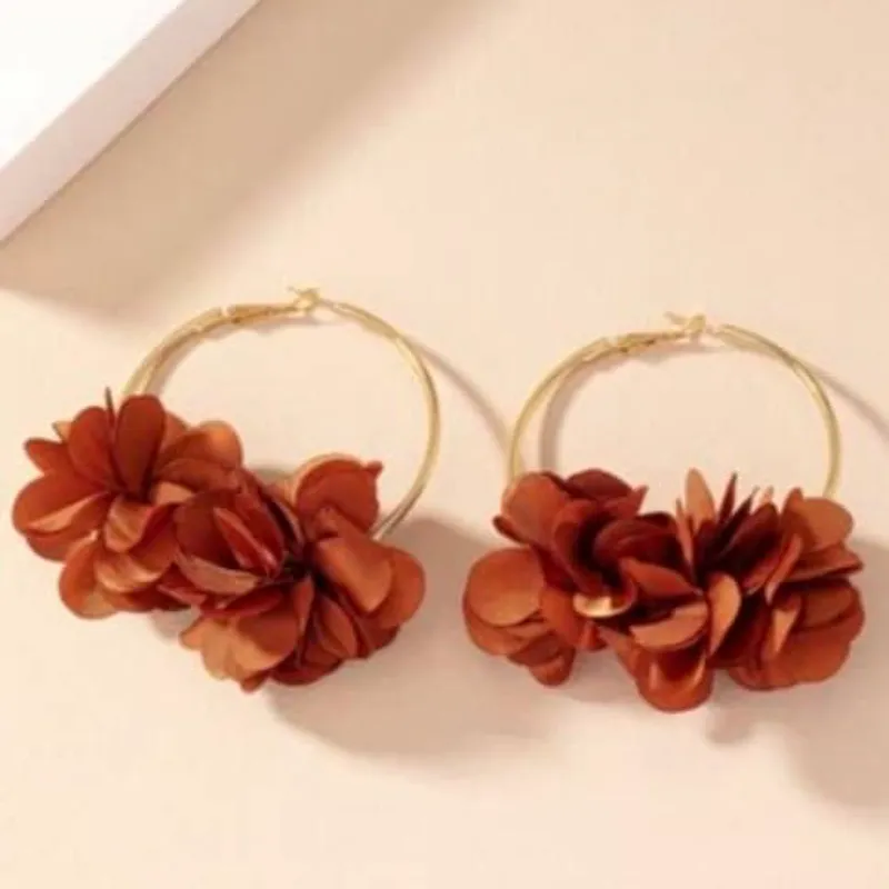 Pendientes dorados flor carmelita