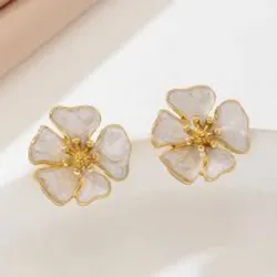 Pendientes flor blanca y dorada 