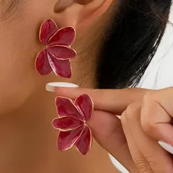 Pendientes mitad de una flor rojos