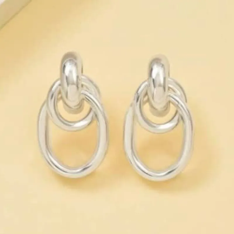 Pendientes plateados gruesos