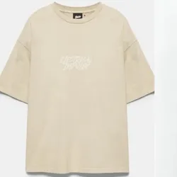Pullover beige con cartel