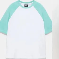 Pullover blanco con mangas azules