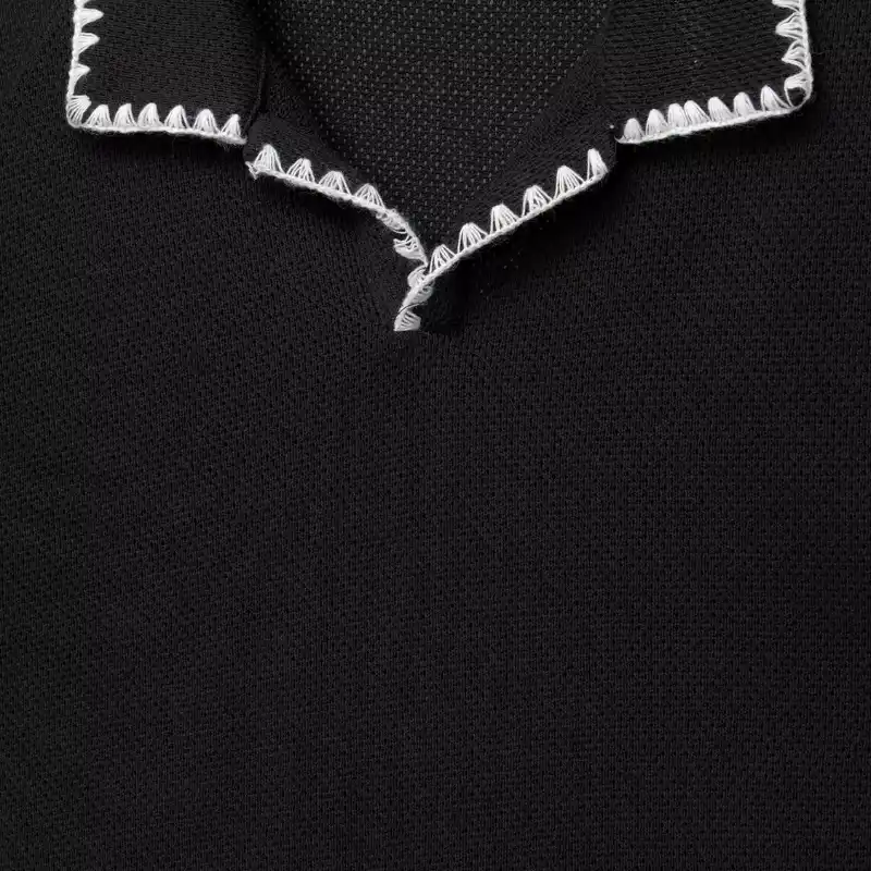 Pullover negro bordes blancos 