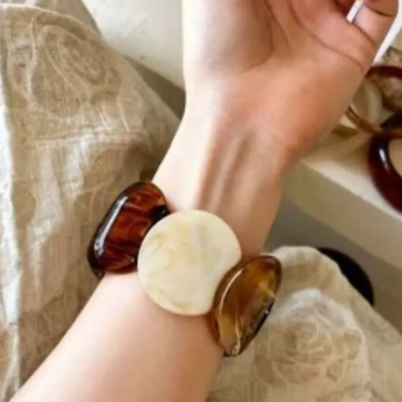 Pulsera de cuencas grandes marrón y blanco hueso