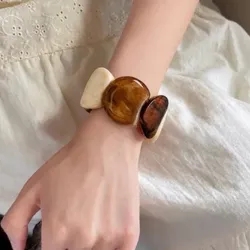 Pulsera de cuencas grandes marrón y blanco hueso