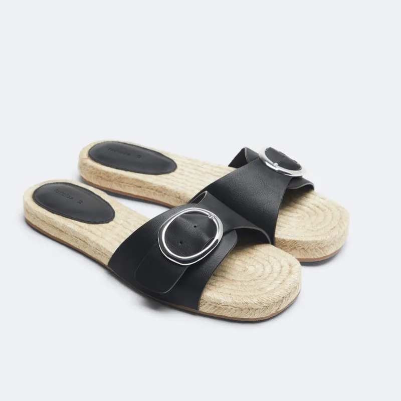 Sandalias negras planas con hebillas 
