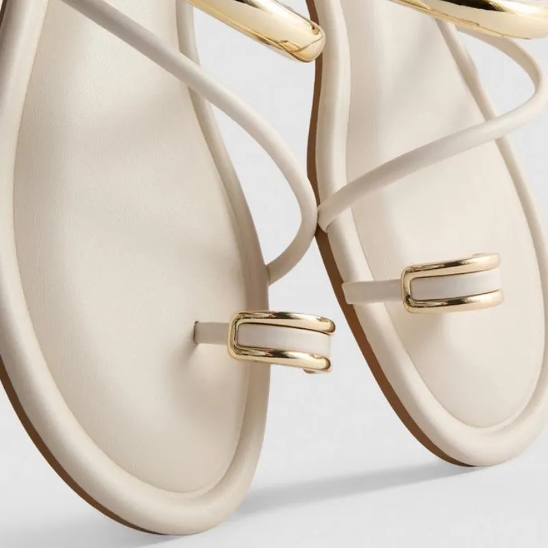 Sandalias planas blancas con detalle dorado