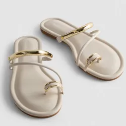 Sandalias planas blancas con detalle dorado