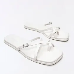 Sandalias planas blancas de tiras