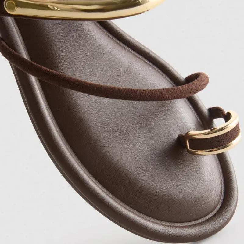 Sandalias planas marrón con detalle dorado