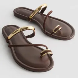 Sandalias planas marrón con detalle dorado