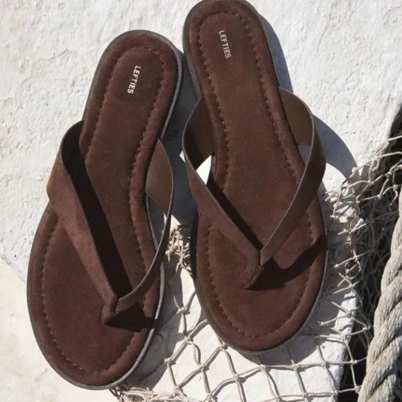Sandalias planas marrón