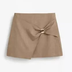 Saya short con accesorio dorado