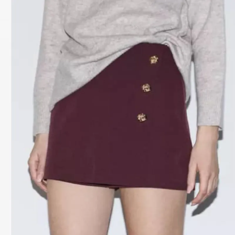 Saya-Short Morado oscuro con botones dorados