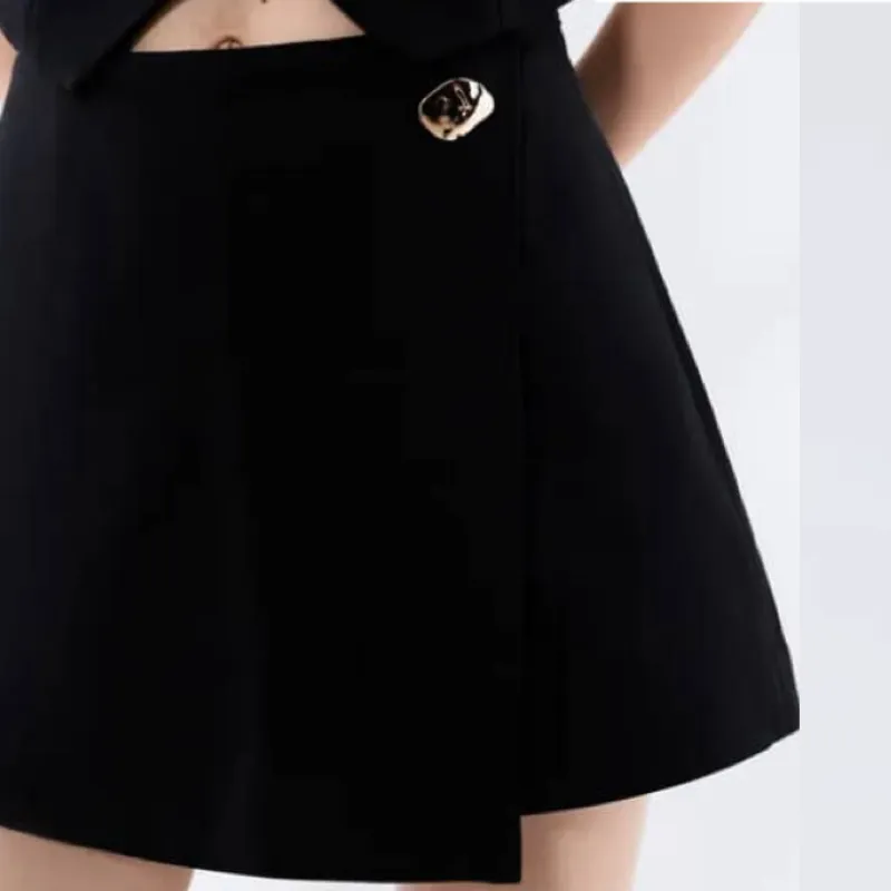 Saya-Short Negra con detalle dorado