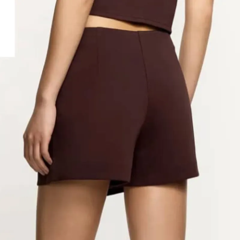 Saya-Short rojo vino con detalle dorado