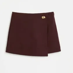 Saya-Short rojo vino con detalle dorado