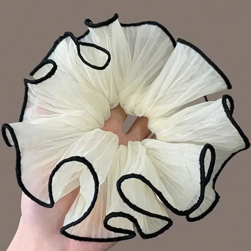Scrunchie blanco borde negro 