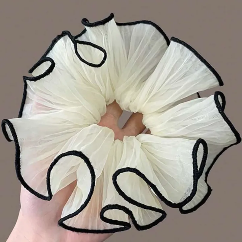 Scrunchie blanco borde negro