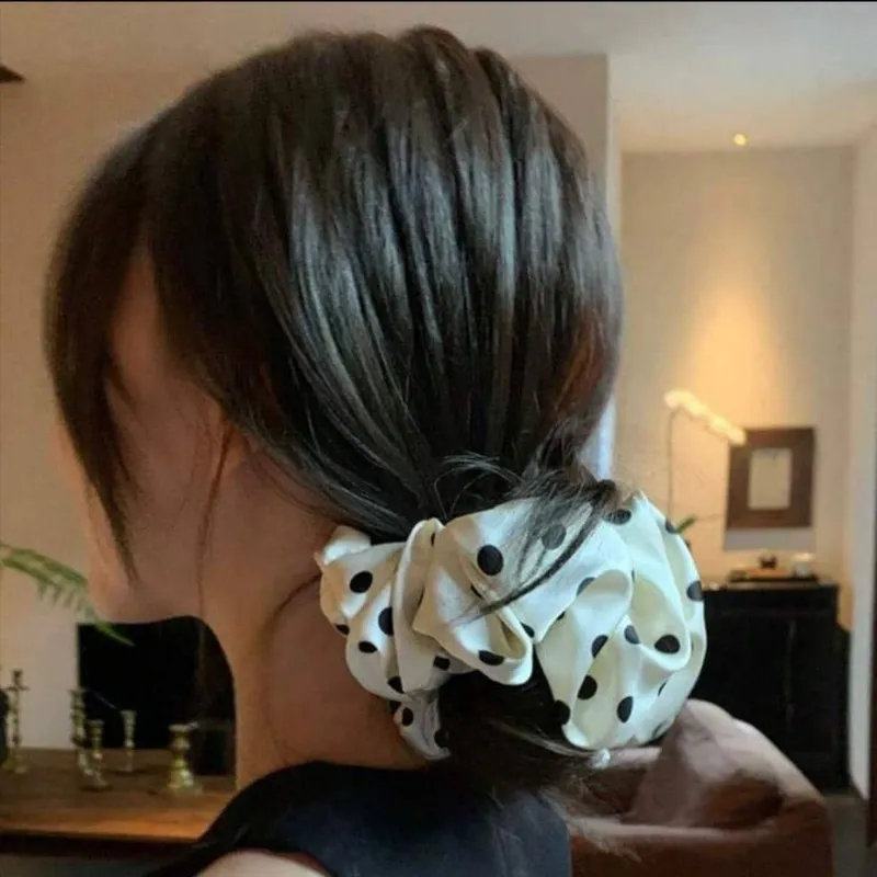 Scrunchie blanco puntos negros