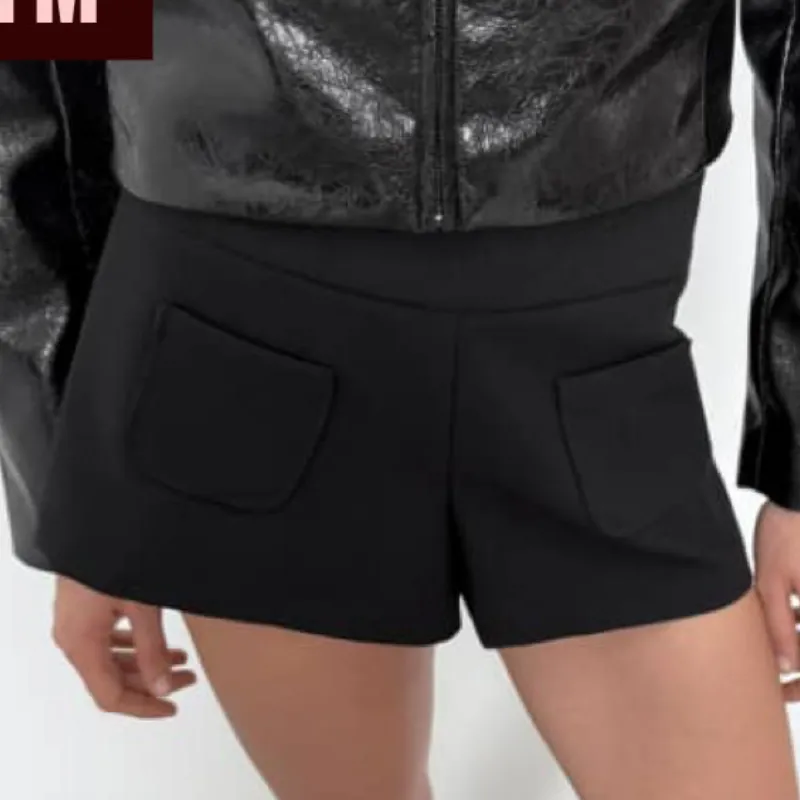 Short negro con bolsillos