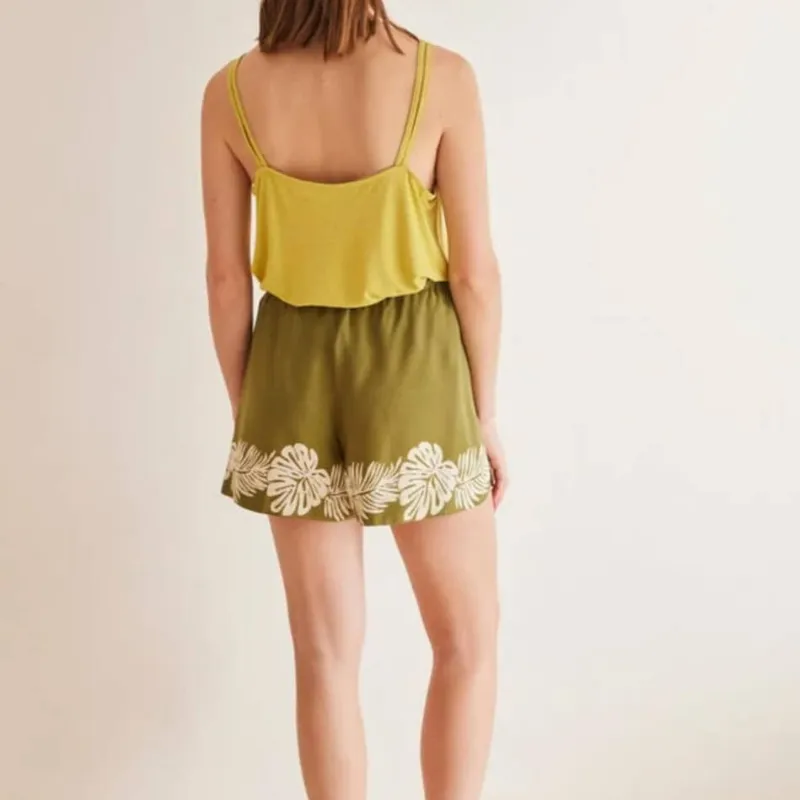 Short verde hojas 