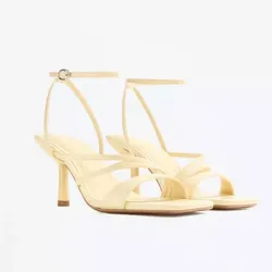 Tacones amarillo pastel