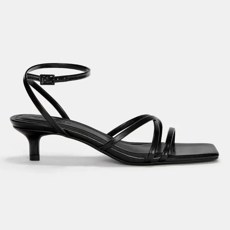 Tacones bajos con tiras 