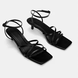 Tacones bajos con tiras 