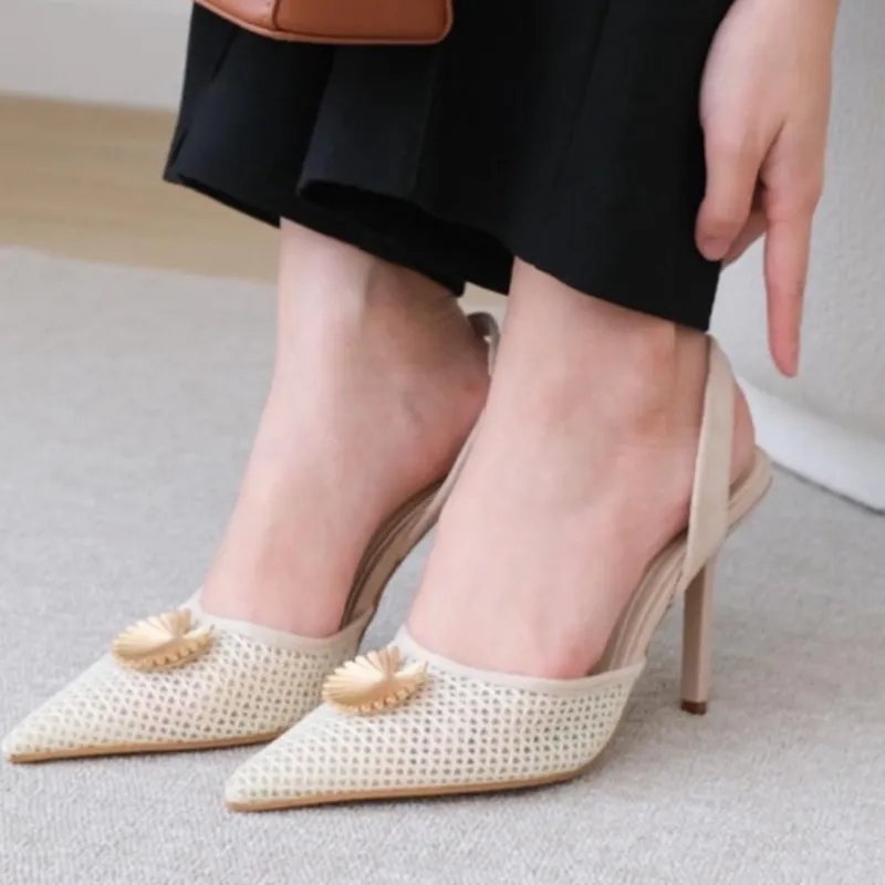 Tacones con detalle en dorado