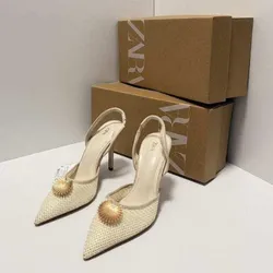 Tacones con detalle en dorado