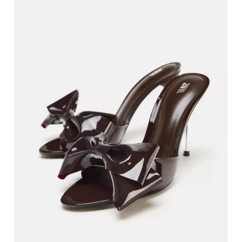 Tacones descalzados de lazo 