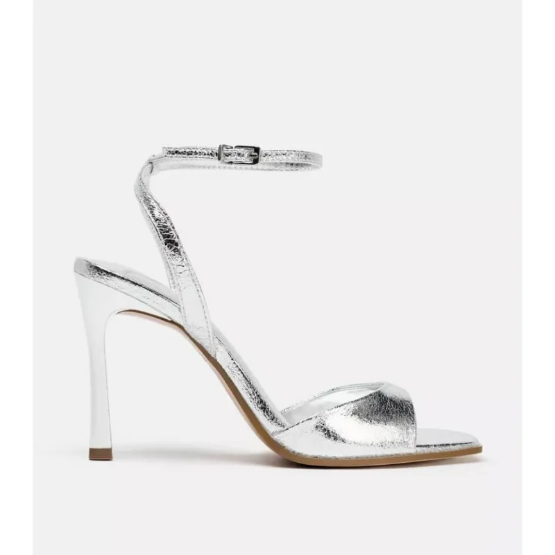 Tacones dorados atados 