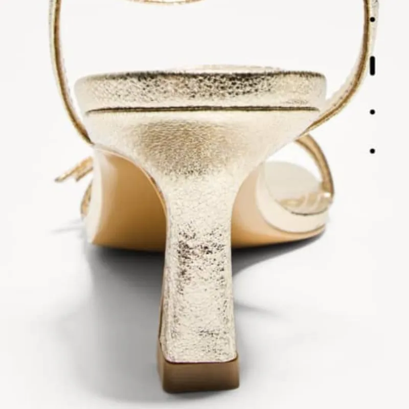 Tacones dorados de hebillas