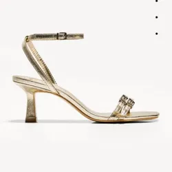 Tacones dorados de hebillas