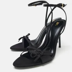 Tacones negros con lazo