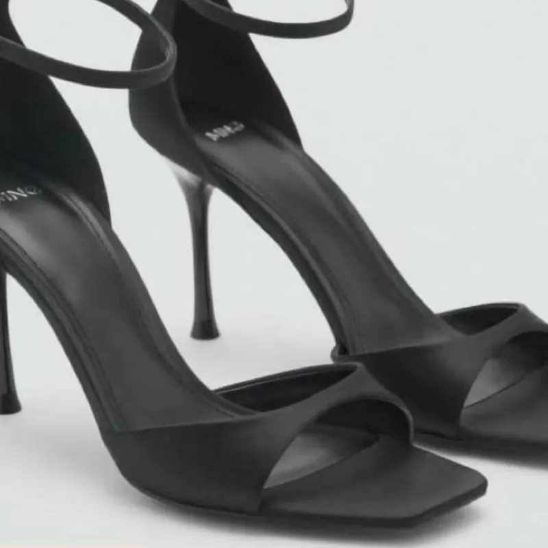 Tacones negros