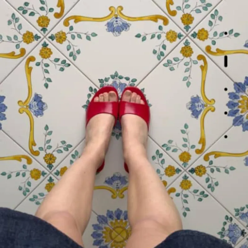 Tacones rojos descalzados