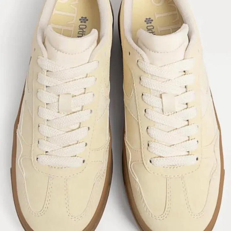 Tenis amarillo y blanco