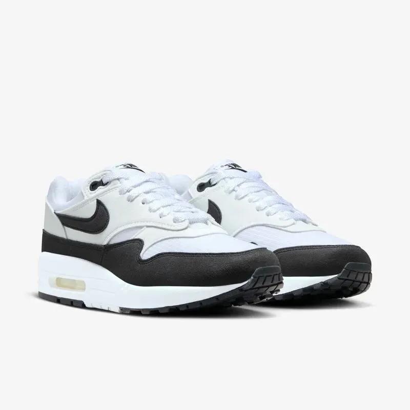 Tenis blancos y negros 