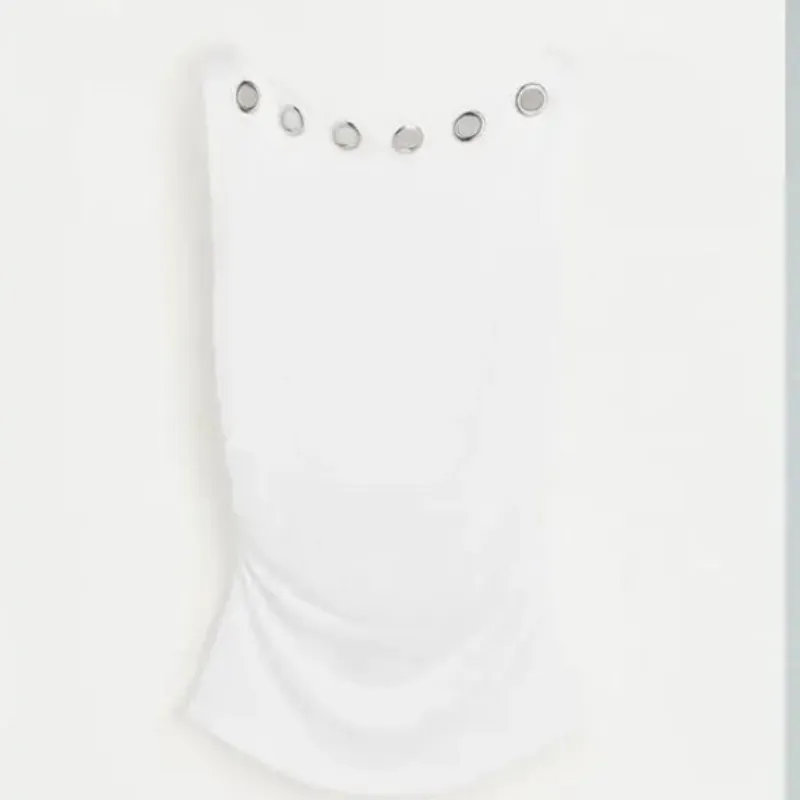 Top blanco con aros plateados en cuello