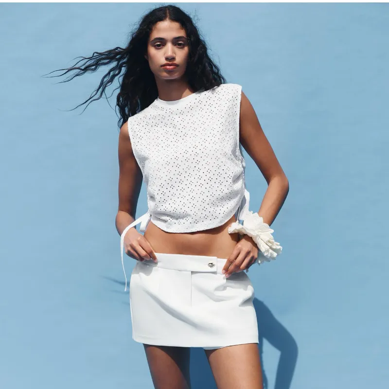 Top blanco detalles a los lados 