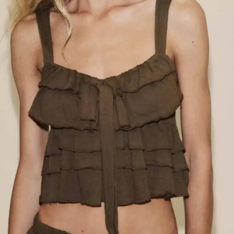 Top con lazo y vuelos