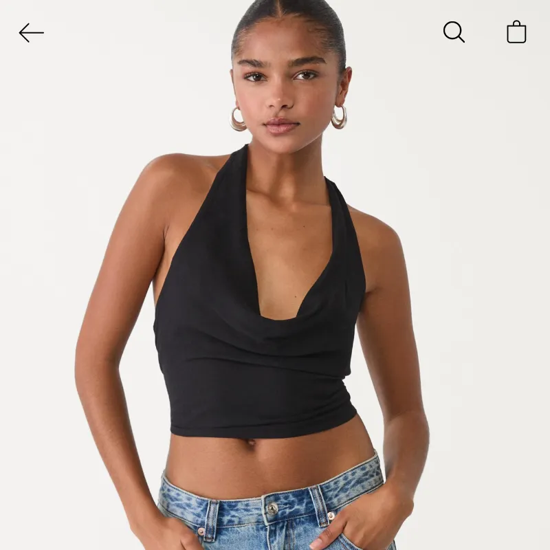 Top negro atado al cuello 