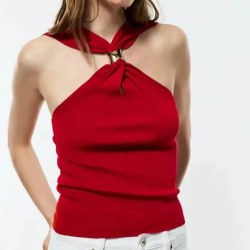 Top rojo cruzado con detalle dorado