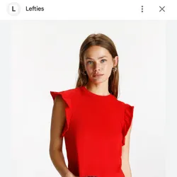 Top rojo vuelos en hombro 